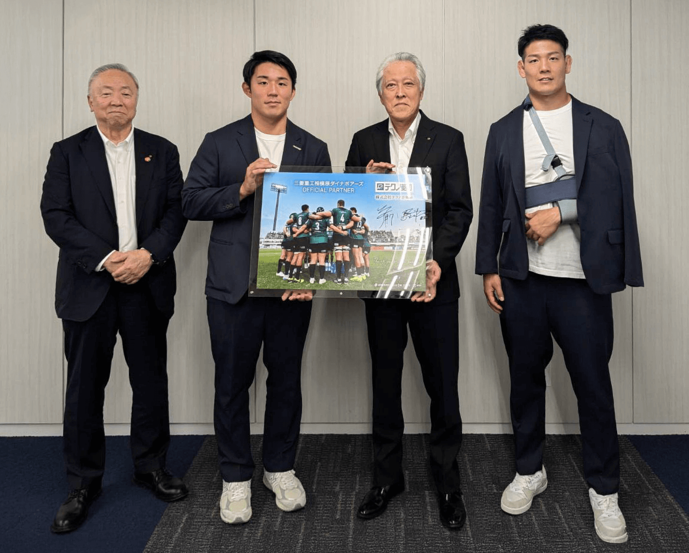 集合写真：左から、黒田会長、三島選手、加藤社長、鶴谷選手