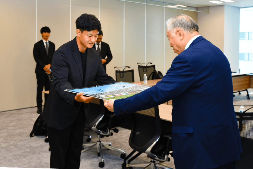 選手のサイン入りアクリルプレートをいただきました