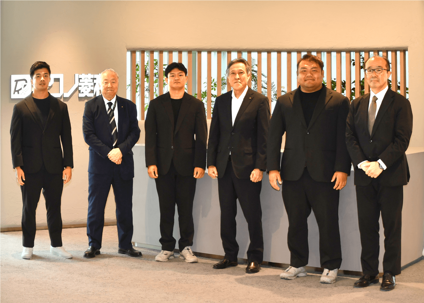 集合写真：左から、坂本選手、黒田会長、川原選手、加藤社長、森本選手、石井GM