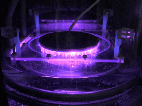 純水にプラズマ（誘電体バリア放電）を照射